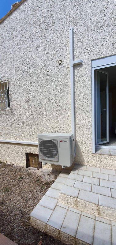 Installation unité extérieure de climatisation Mitsubishi Electric dans une maison à Aix en Provence