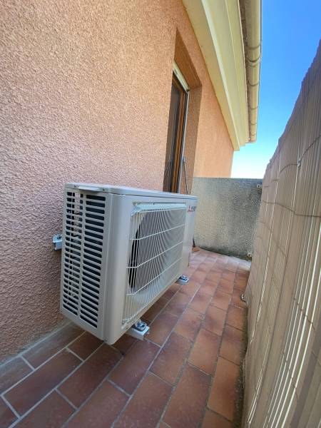 Une climatisation Mitsubishi Electric bi-split dans un logement à Salon-de-Provence - Nos clients peuvent maîtriser la température de leur logement.